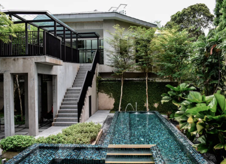lloyds inn singapore