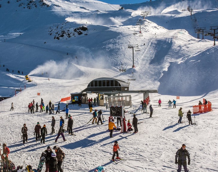 A-Guide-To-Skiing-In-New-Zealand-With-Kids-Skiing-in-Canterbury-Region
