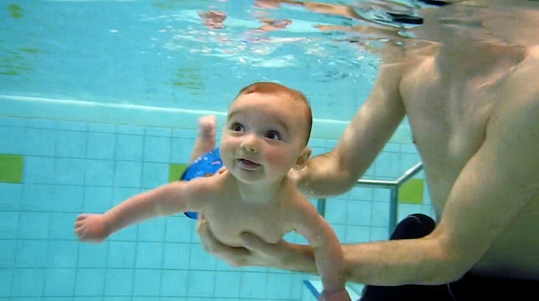 Baby_swimming