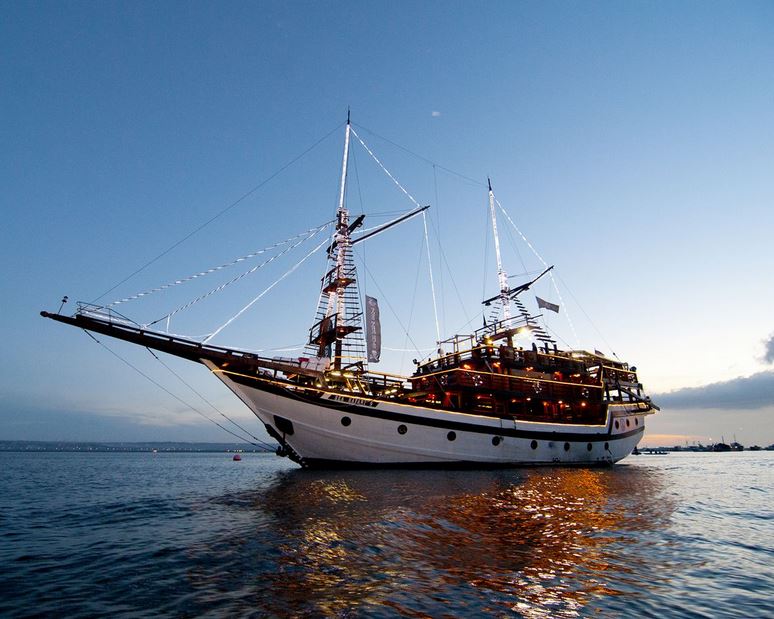 Pirate Dinner Cruise In Bali - Bali - Little Steps Asia