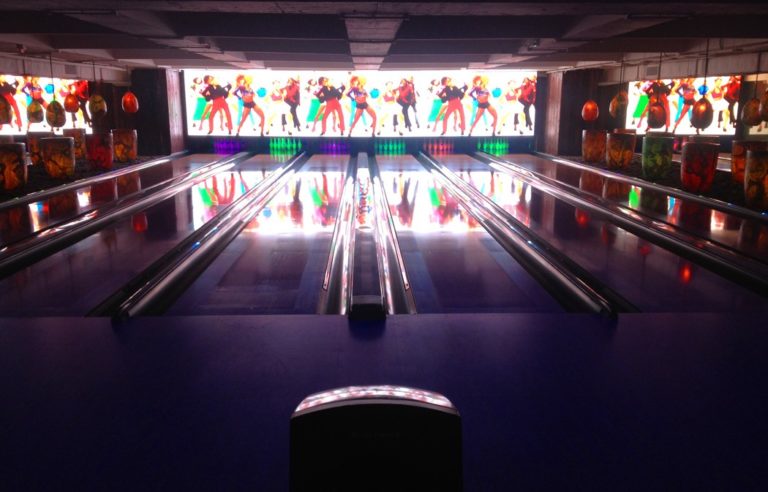 10 End Of School Year Party Ideas - Tiktiki Bowling Bar