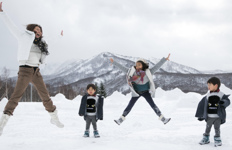 Niseko-With-Kids-Guide-To-Skiing