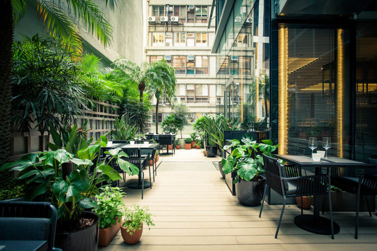 fancy dining outdoors in hong kong