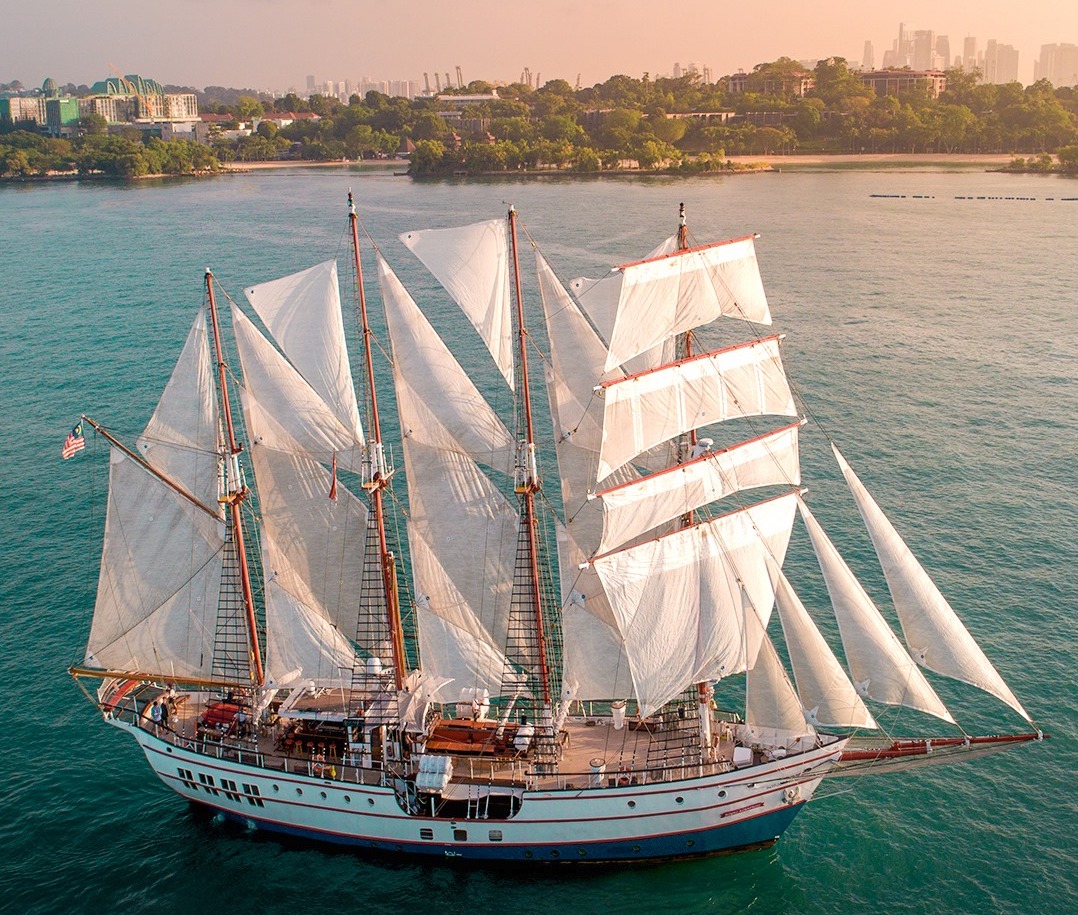 Dine-And-Cruise-With-Royal-Albatross-In-Singapore