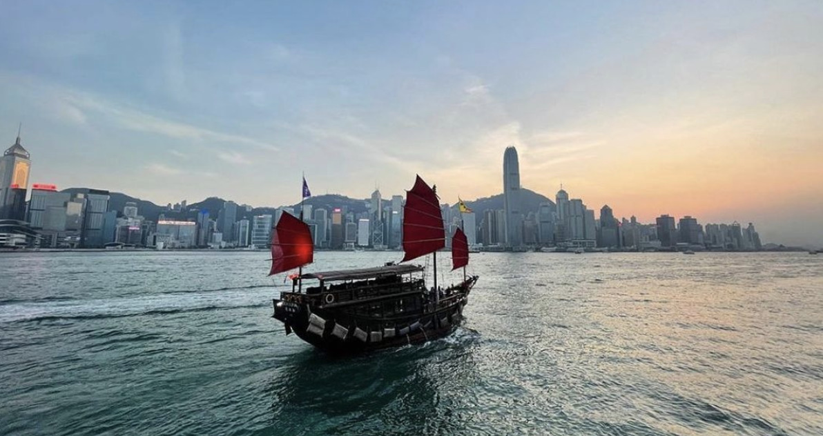 Unique high tea cruise in Hong Kong with Aqua Luna