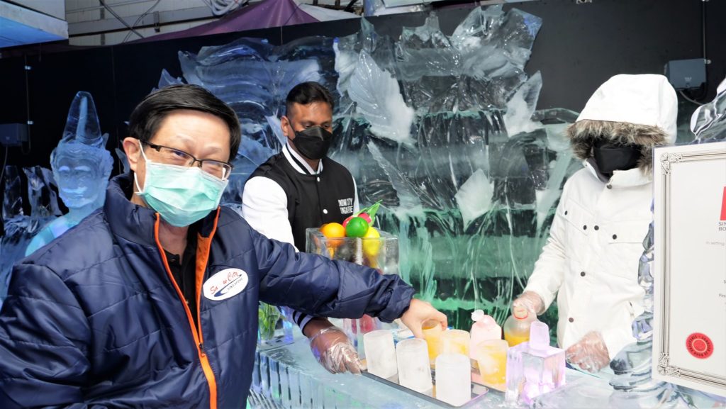 Ice-Hotel-Gallery-In-Snow-City-Singapore