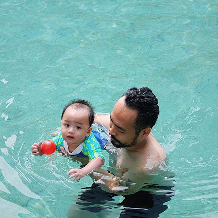 Baby and dad swimming in the pool aquababies indonesia jakarta
